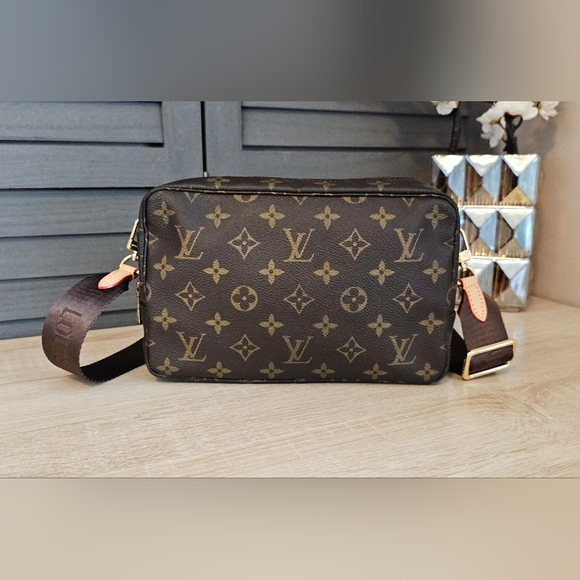 Authentic LOUIS VUITTON Trousse De Toilette 23 Crossbody Bag - Picture 2 of 13
